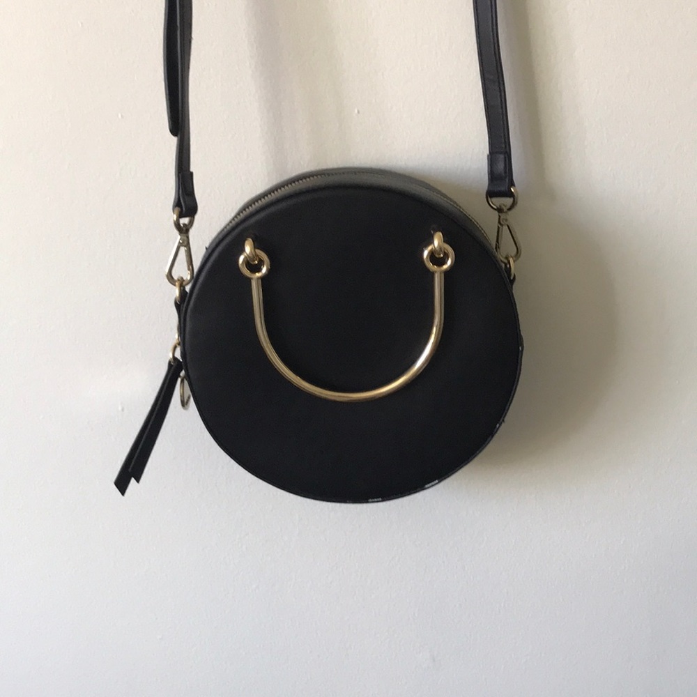 Nine West circle purse w/removable strip like new